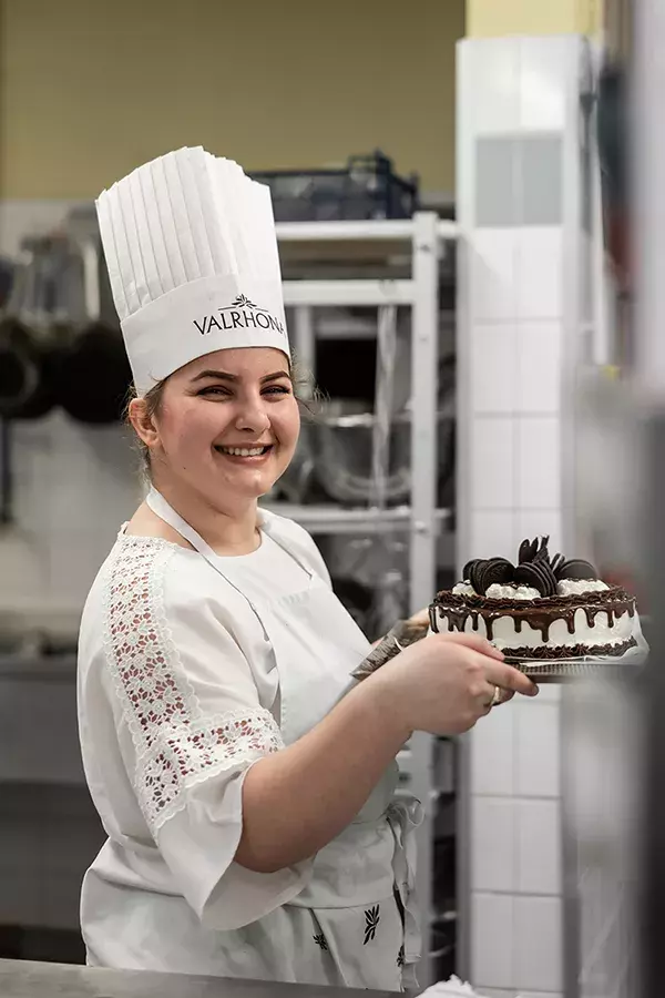 Isabella, participante du programme Graines de Pâtissier, avec sa propre réalisation