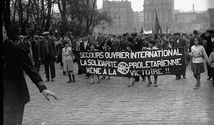 Vincennes : 1er mai, manifestation communiste : banderolles : [photographie de presse] / Agence Meurisse