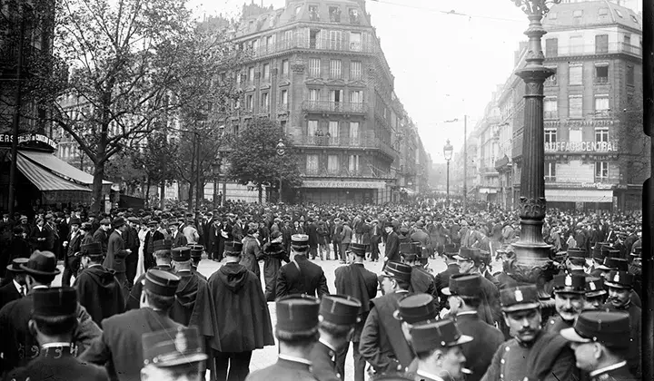 1er mai 1920 à Paris, [les forces de l'ordre bloquent les manifestants au carrefour du boulevard de Magenta et de la rue Beaurepaire] : [photographie de presse] / [Agence Rol]